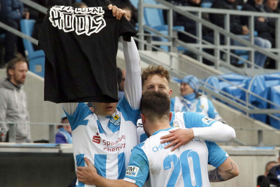 Daniel Frahn schnappte sich ein schwarzes Trikot mit der Aufschrift "Support your local hools" und hielt dieses Richtung Südkurve.