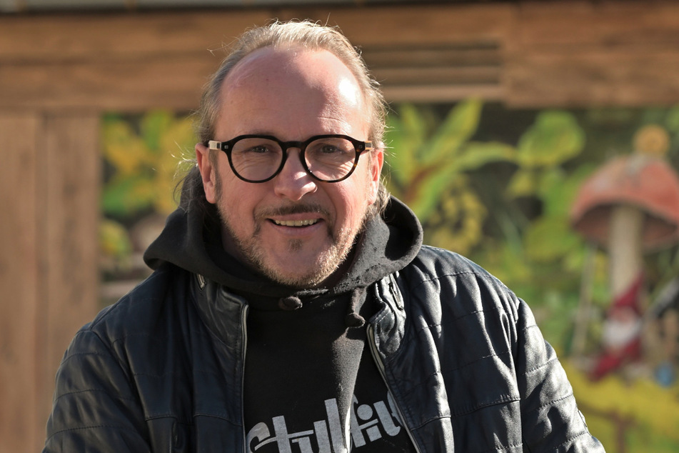 Jens "Tasso" Müller (54) überlässt seine Schaufenster vorübergehend anderen Künstlern.