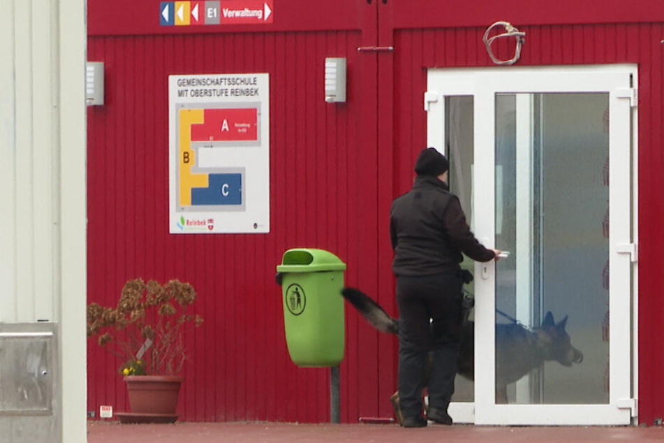 Mit Spürhunden wurde die Schule nach Sprengstoff durchsucht.