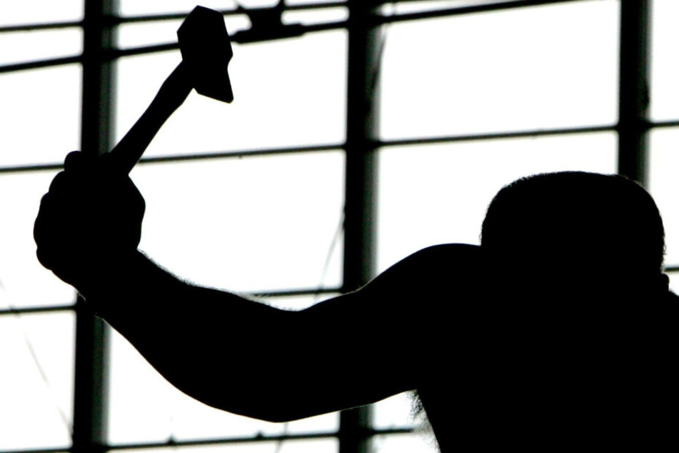 Der 30-Jährige schlug mehrmals mit einem Hammer auf das 22-jährige Opfer ein. (Symbolbild)