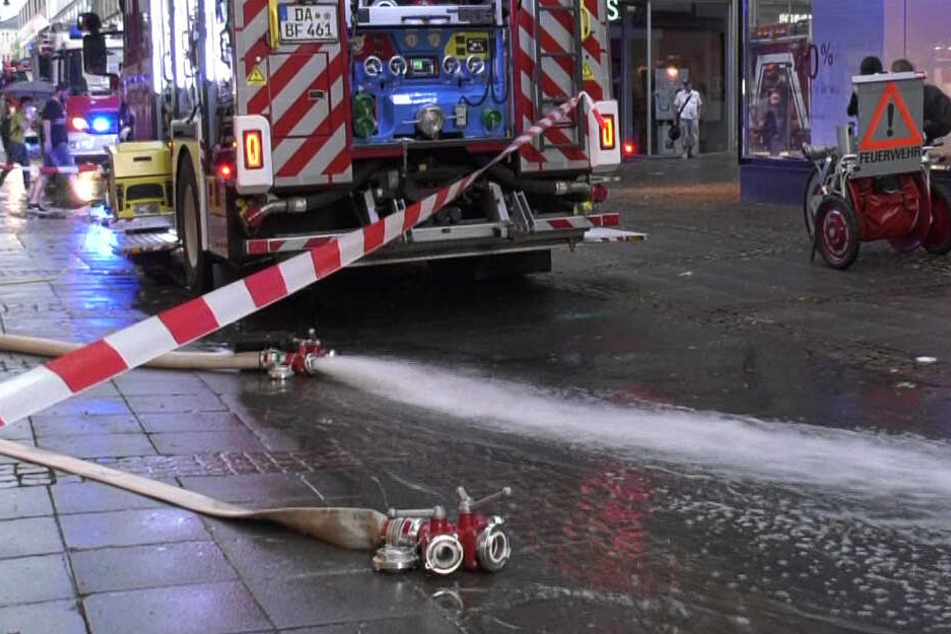 In Darmstadt musste die Feuerwehr ein überflutetes Shoppingcenter leer pumpen.