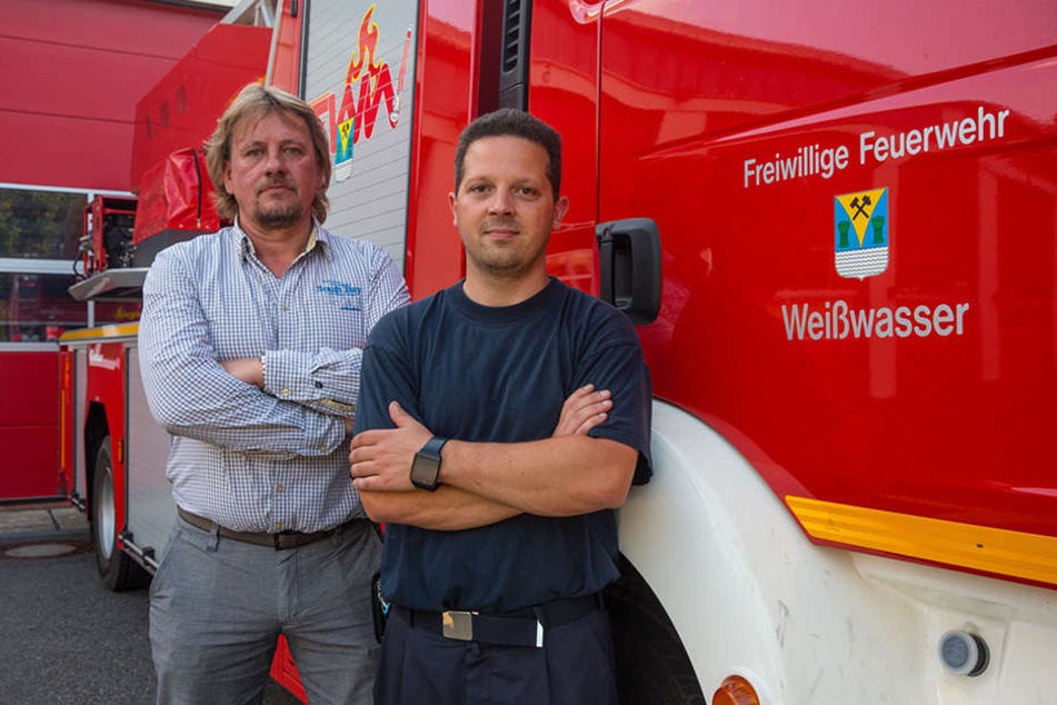 Der Vorsitzende des Feuerwehr-Fördervereins Jörg Lübben (51, l.) hatte die Idee für die Kurse, will die Kameraden um Wehrleiter Marcel Nestler (36) damit unterstützen.
