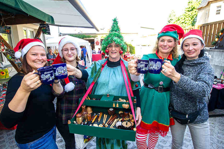 Glühwein bei spätsommerlichen Temperaturen: Aarleen Seifert (33), Johanna Sommer-Ermisch (18), "Tanne" Steffi Geithner (55), Weihnachtselfe Kirstin Gottwald (47) und Stefanie Werner (38, vl.n.r.) ließen sich ihn schmecken.