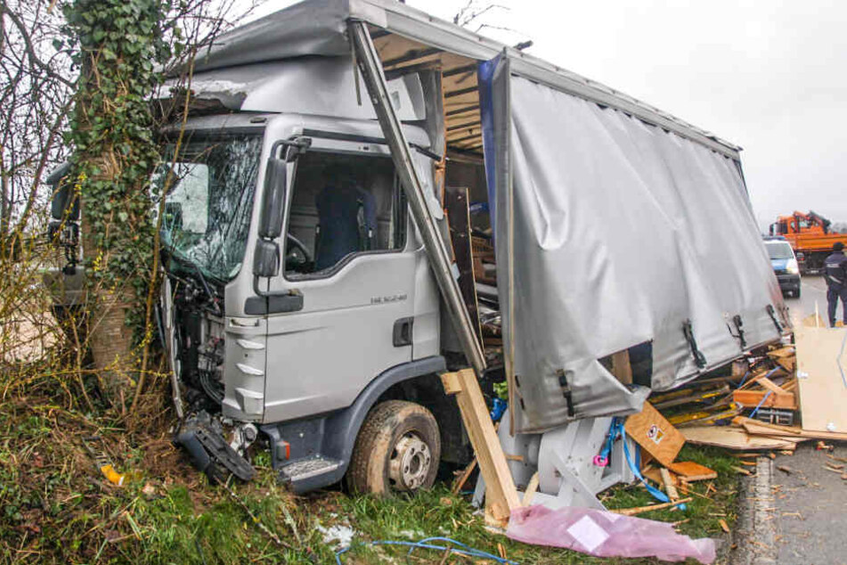 Der Fahrer wurde eingeklemmt und musste von der Feuerwehr befreit werden.