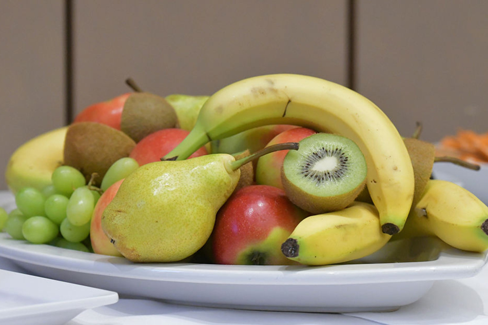 Auf die Ernährung kommt's an. Zuckerarme Obstsorten wie Äpfel, Birnen oder Beeren können auch Diabetiker problemlos genießen.