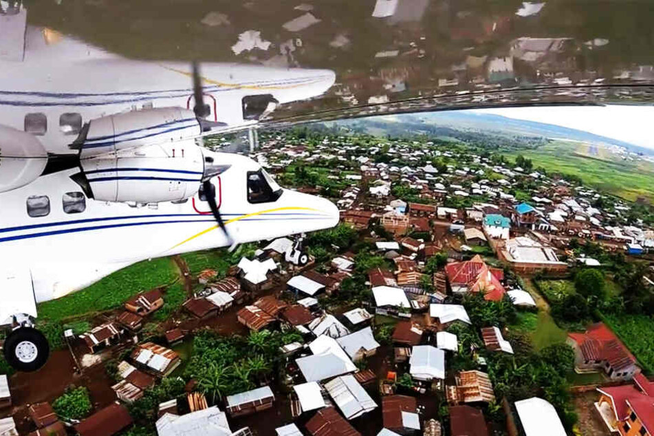 Die Dornier 228 von "Busy Bee Congo" im Flug (Symbolbild).