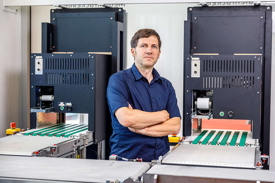 Bibo-Verwaltungsleiter Holger Nitzschner (45) neben der automatischen Bücherrückgabe in der Zentralbibliothek.