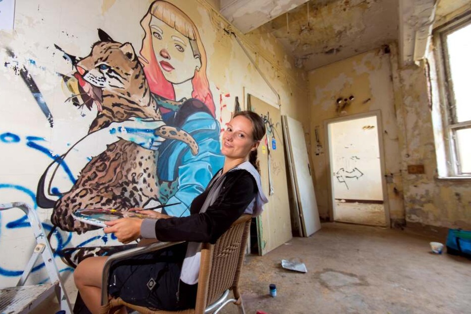 Grafikdesignerin Elisabeth Wolf (32) aus Leipzig vor ihrem Werk bei der Ibug 2018.