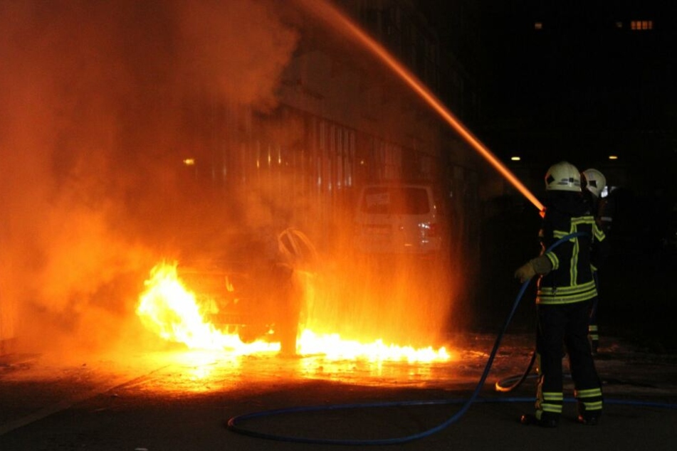 Die Feuerwehr stellte das Fahrzeug sicher.