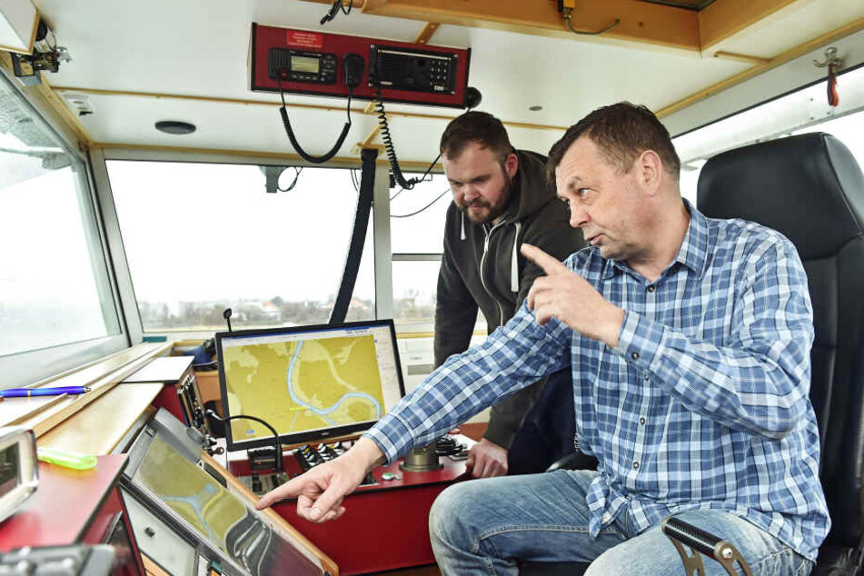 Lutz Peschel (57, vorn) und Marc Klingbeil (33) warten auf die Weiterfahrt.
