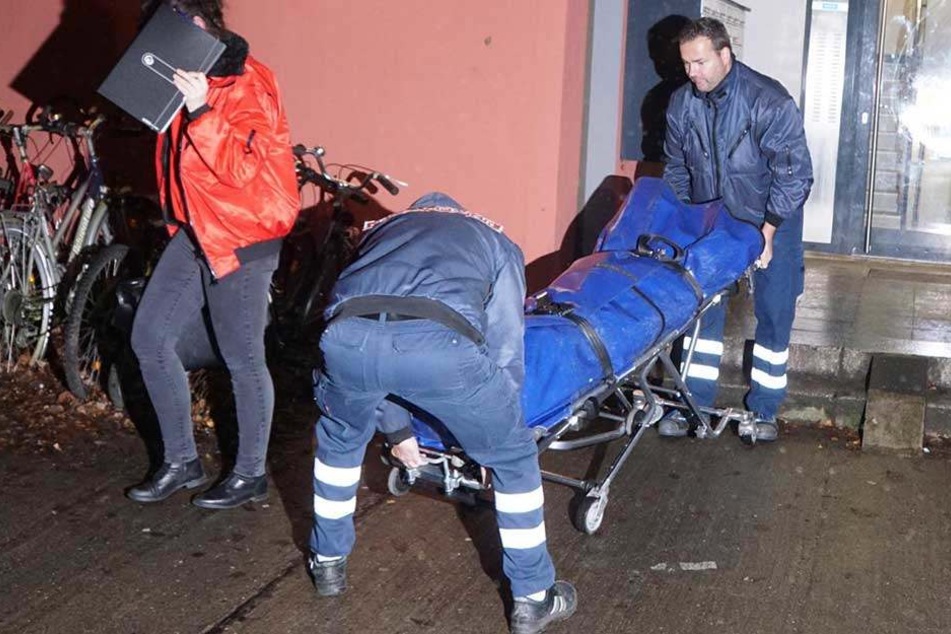 Die Leiche wurde in der Nacht abtransportiert.