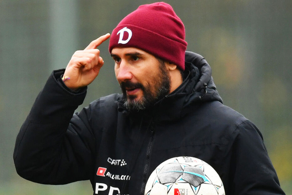 Dynamo-Trainer Cristian Fiel zeigt's an: Seine Spieler sollen mit Köpfchen und Geduld agieren - sonst gibt's von Kiel wieder eins auf die Mütze. Schließlich gelten die Störche als die Konterspezialisten der 2. Liga.
