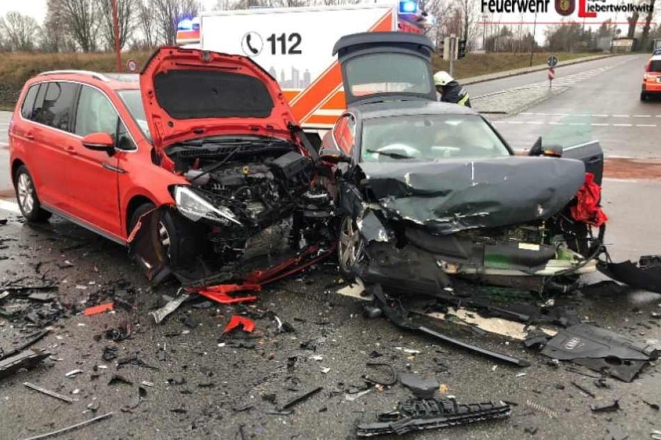 Nach Zeugenaussagen missachtete der VW-Fahrer die rote Ampel auf der Kreuzung zur Muldentalstraße.
