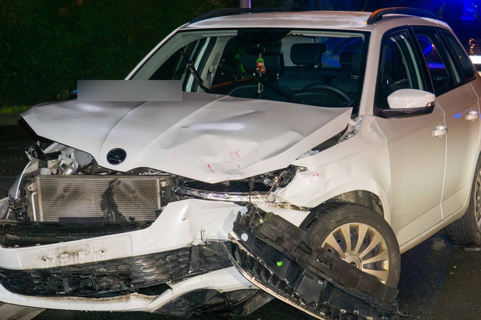 Der Skoda wurde bei dem Unfall stark beschädigt.