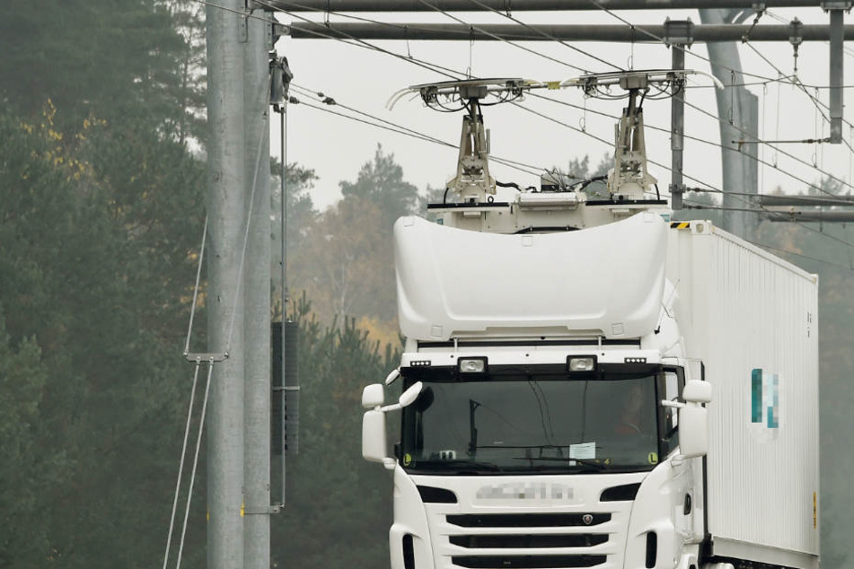 Auf der A5 entsteht eine Teststrecke für strombetriebene Lkws (Archivbild).