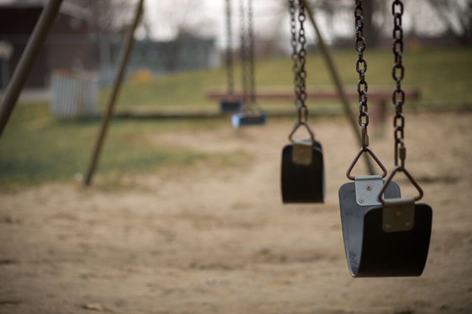 Auf dem Spielplatz in Niederbayern gab es keine Messerfalle, wie die Polizei nun klar gestellt hat. (Symbolbild)