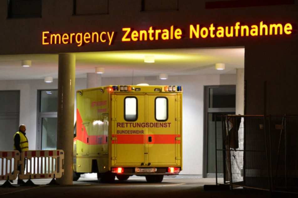 Sogar noch in der Notaufnahme prügelten die Verfolger auf das Ehepaar ein. (Symbolbild)