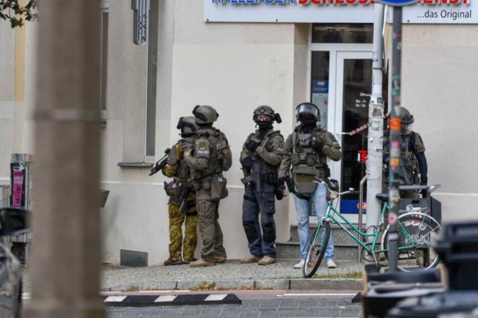 Das Video werfe unter anderem Fragen zum Verhalten der Polizei auf.