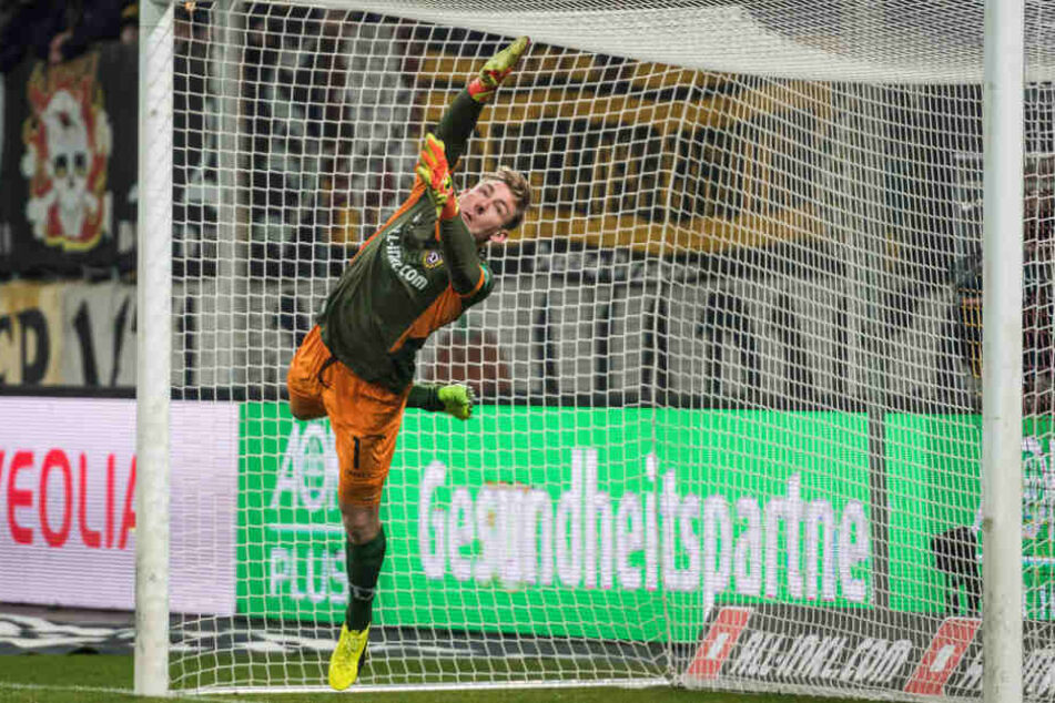 Torhüter Kevin Broll fliegt und pariert gegen den SV Darmstadt 98 einen Ball.