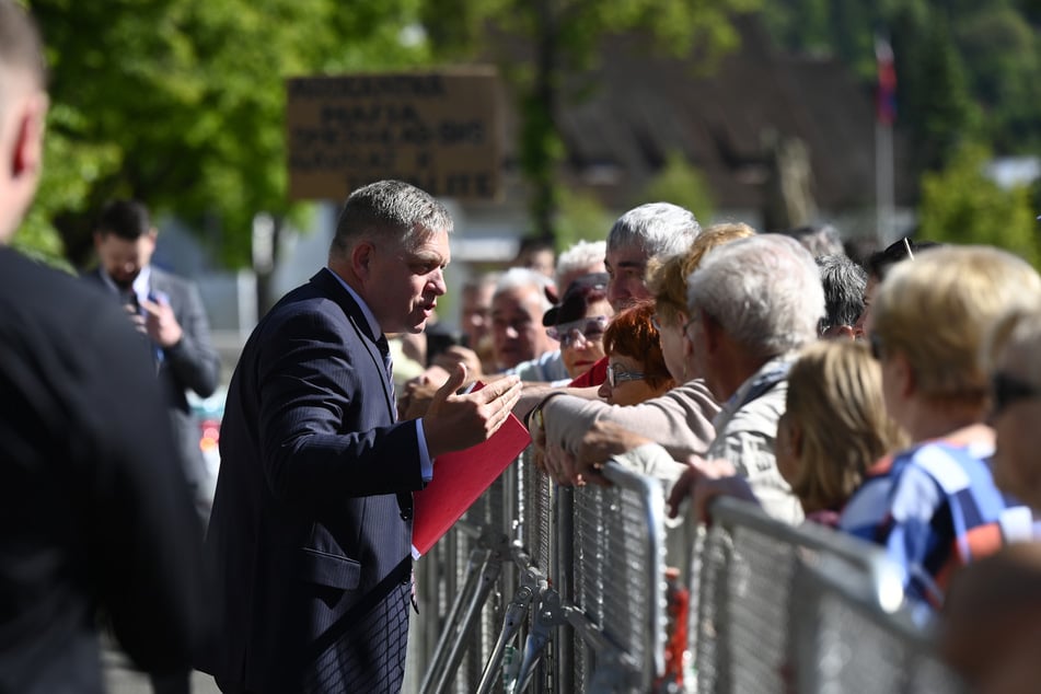 Noch am Vormittag begrüßte Robert Fico Anwohner der Stadt Handlova nach seiner Ankunft zu einer Regierungssitzung.