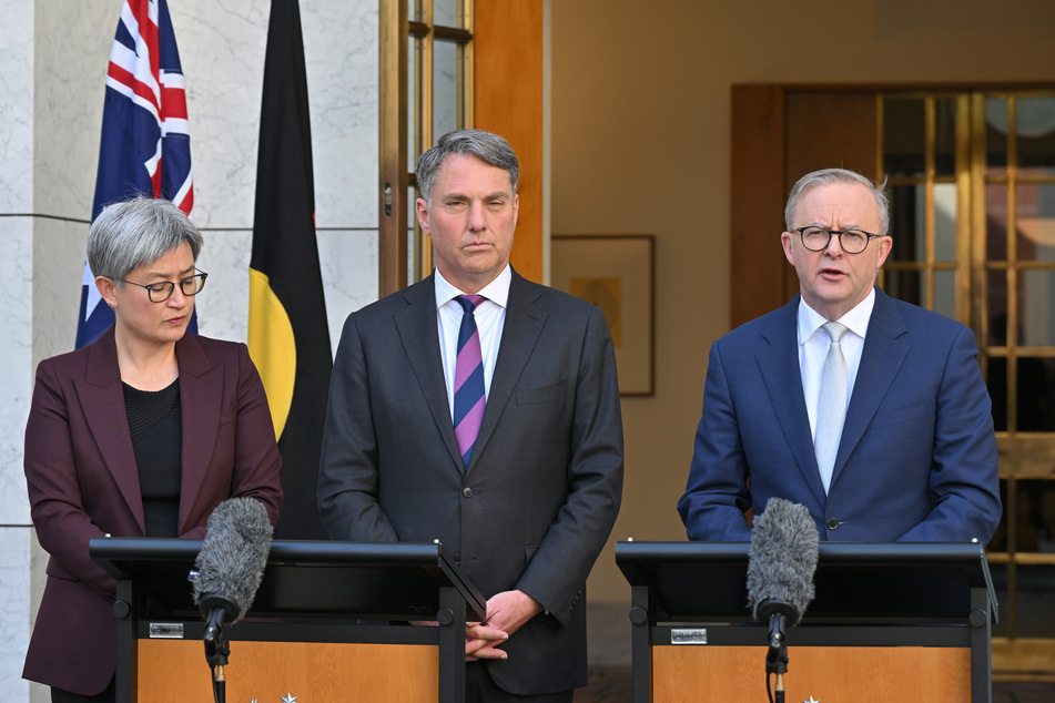 Penny Wong (54, v.l.n.r.), Außenministerin von Australien, Richard Marles (55), Vize-Premierminister, und Anthony Albanese (60), Premierminister von Australien, bei einer Pressekonferenz am Parlamentsgebäude.