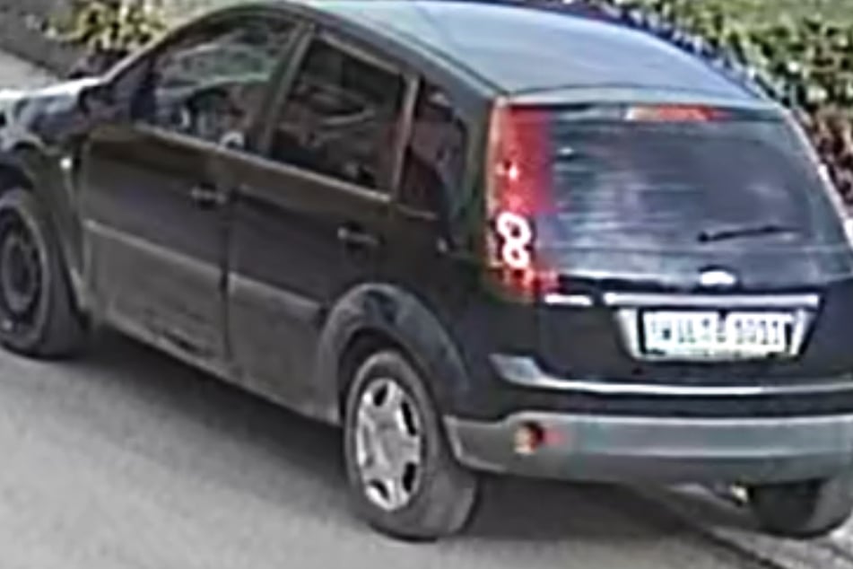 Der Verdächtige floh vermutlich mit diesem Auto, einem schwarzen Ford Fiesta ohne Radkappen an den Vorderreifen.