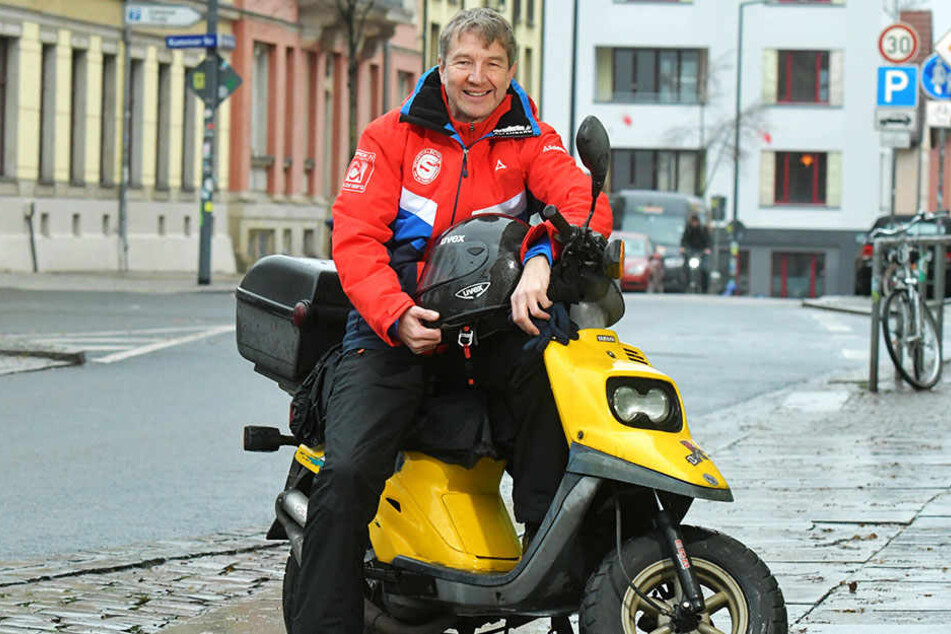 Ron Ringguth - wenn er in Dresden unterwegs ist, dann auf seiner 20 Jahre alten Yamaha. "Den Helm habe ich noch von der WOK-WM."