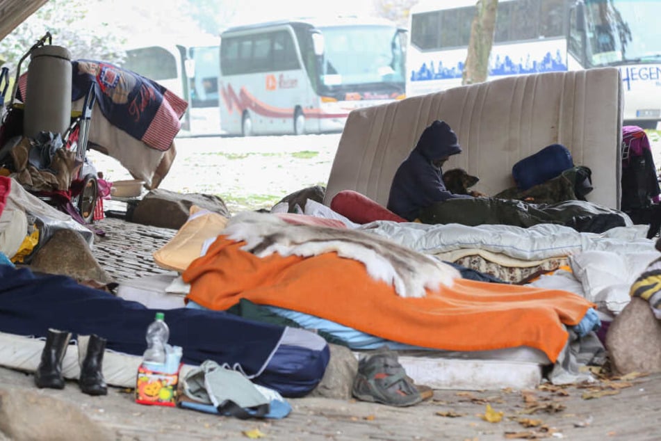 Obdachlose haben ihr Quartier unter einer Brücke geschlagen.