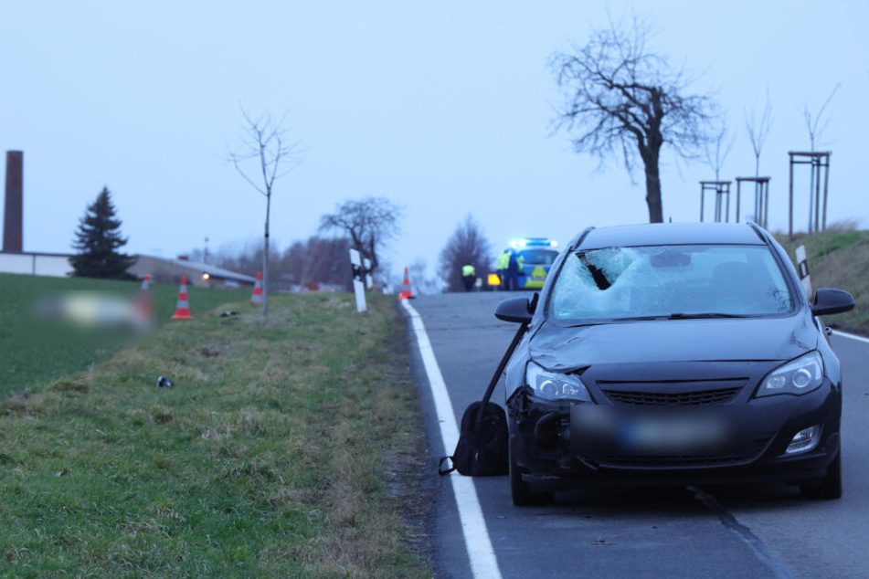 Die Schäden am Auto zeigen, wie heftig der Aufprall gewesen sein muss.