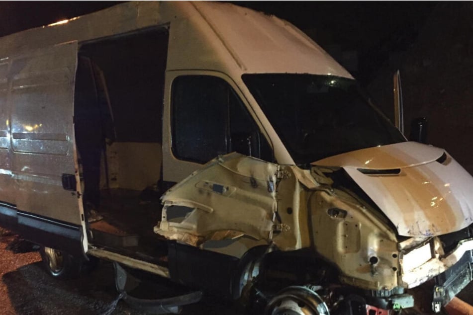 Der Kleintransporter steht am Grenzübergang zwischen Marokko und Ceuta.