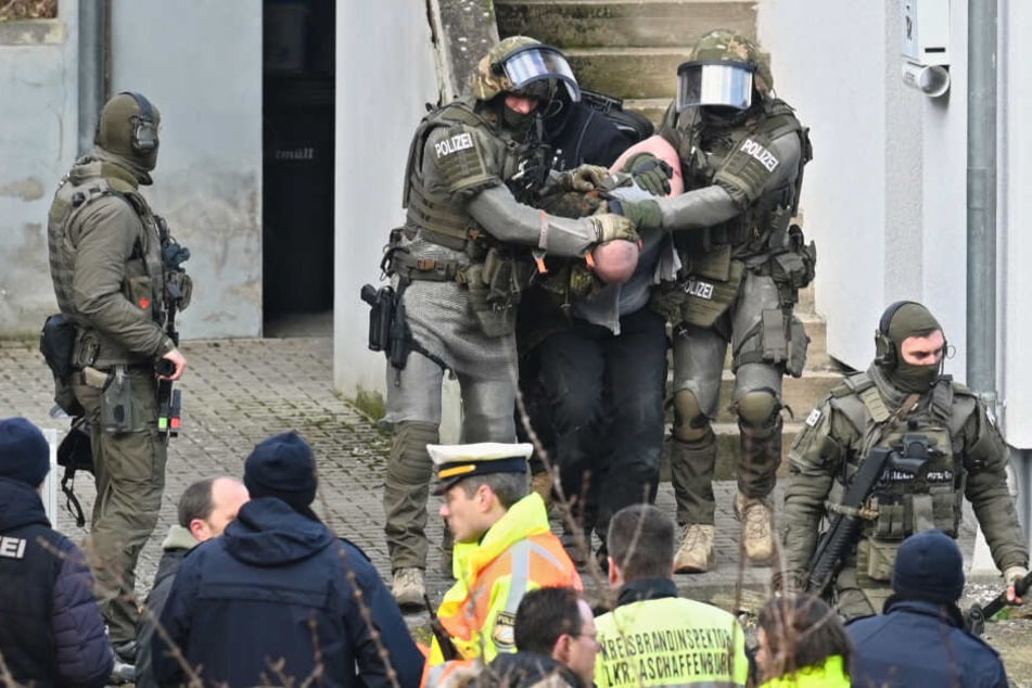 SEK-Beamte führen den 44-Jährigen ab.