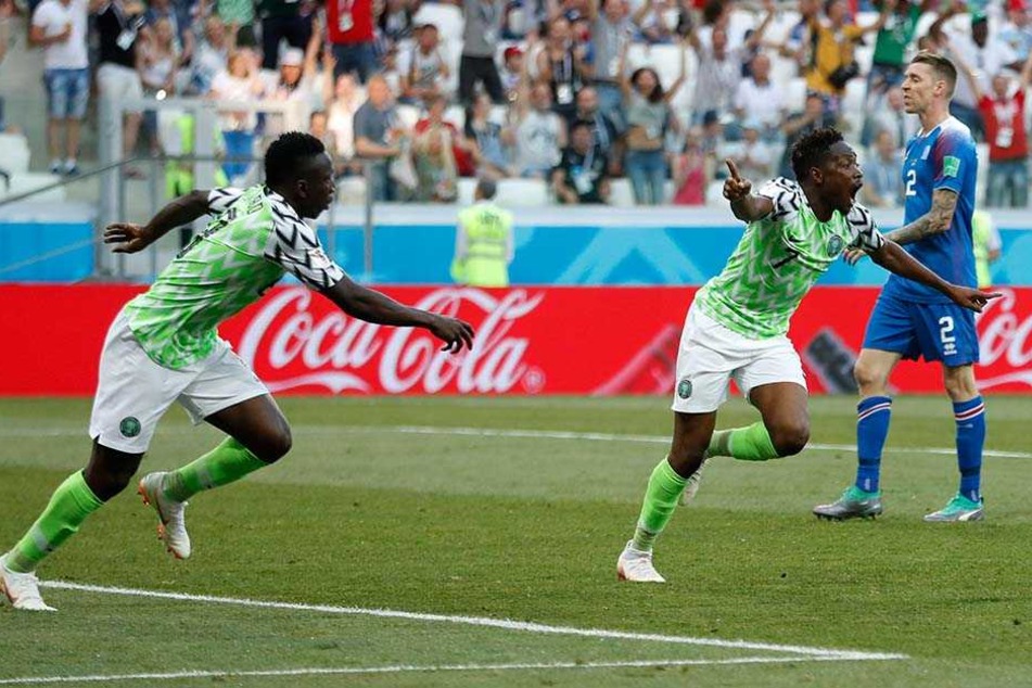 Nigeria schockt Island! Argentinien bleibt am Leben
