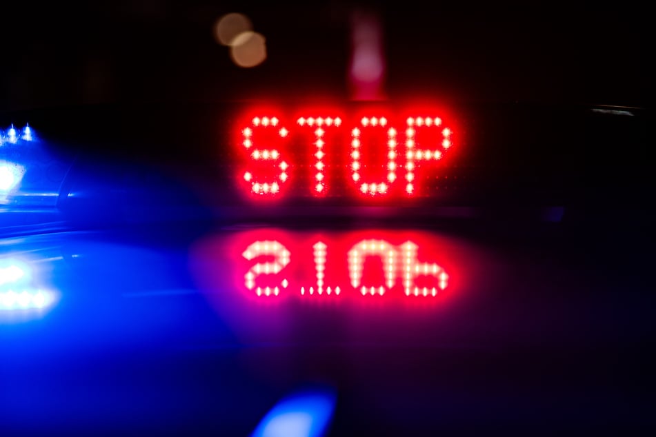 Das Haltesignal hat der Autofahrer (30) ignoriert und stattdessen Gas gegeben. (Symbolfoto)