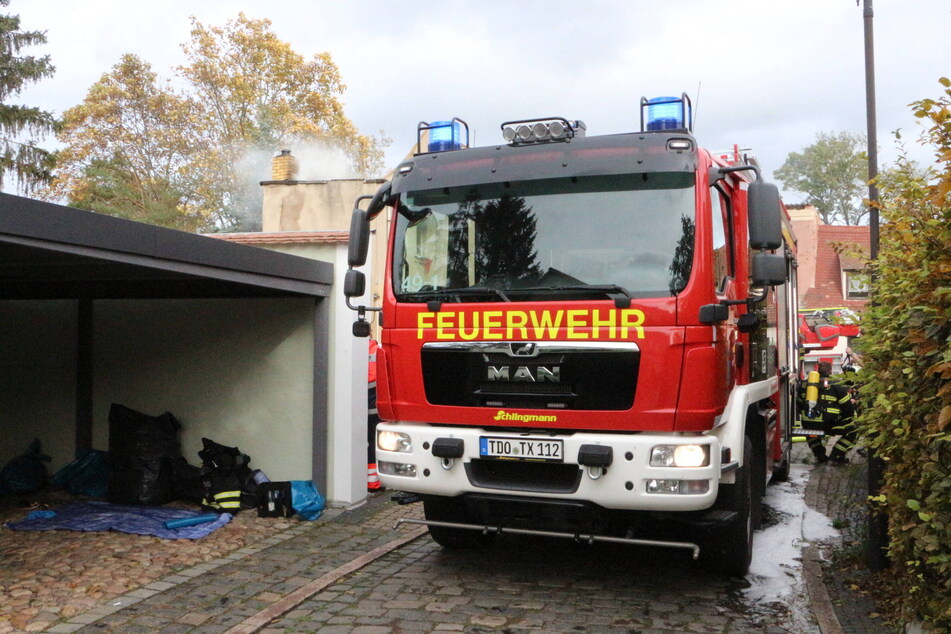 Die Feuerwehren aus Taucha, Jesewitz und Leipzig mussten während ihres Einsatzes am Mittwoch in engen Straßen agieren.