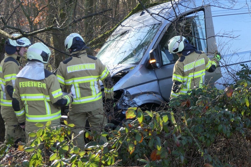 Landstraße noch immer eisglatt: Fahrer verliert Kontrolle über Transporter