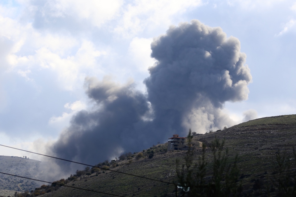 An der Israelisch-libanesischen Grenze steigt nach israelischem Beschuss dichter Rauch auf. (Archivbild)
