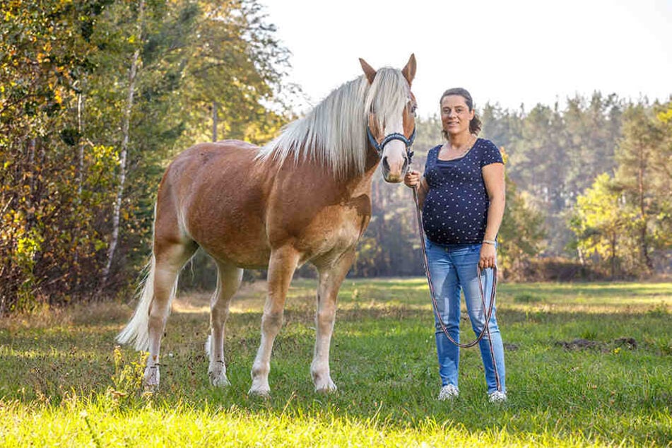Anne-Katrin Morawitz-Hahn (30) stellt Unikate aus Pferdehaaren her. Inspiration liefert ihr ihr eigenes Pferd Moritz.
