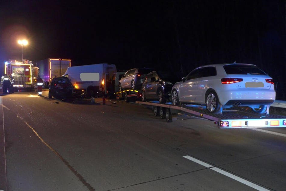 Transporter kracht in Stauende auf A2, fünf Personen verletzt