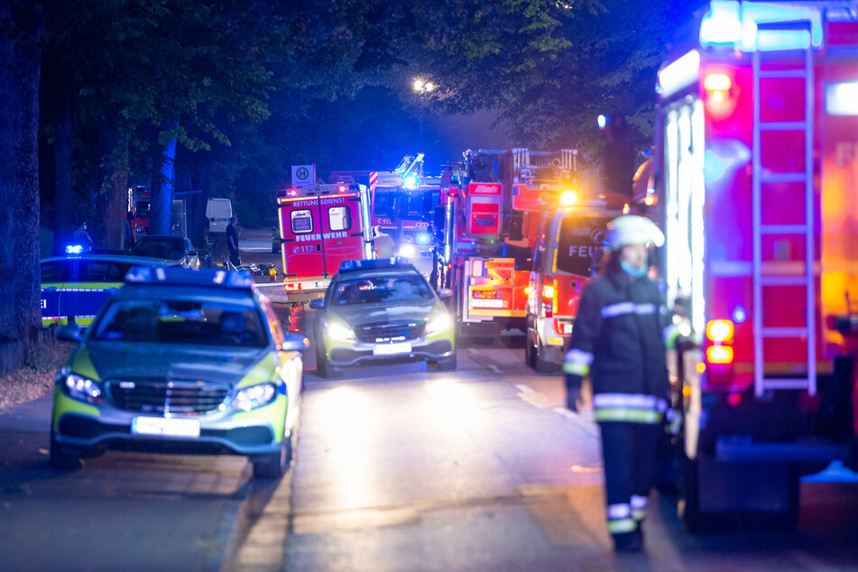 Einsatzfahrzeuge von Feuerwehr, Rettungsdienst und Polizei stehen mit Blaulicht am Einsatzort. (Symbolbild)