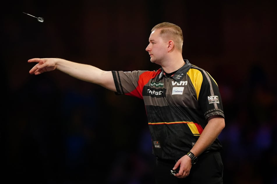 Etliche Male zuvor bewies Dimitri Van den Bergh, dass er eigentlich das Zeug dazu hat, an der Weltspitze des Darts mitzuspielen. Doch seit seinem Erfolg bei der Weltmeisterschaft 2023 läuft der 31-Jährige seiner Form hinterher. (Archivbild)