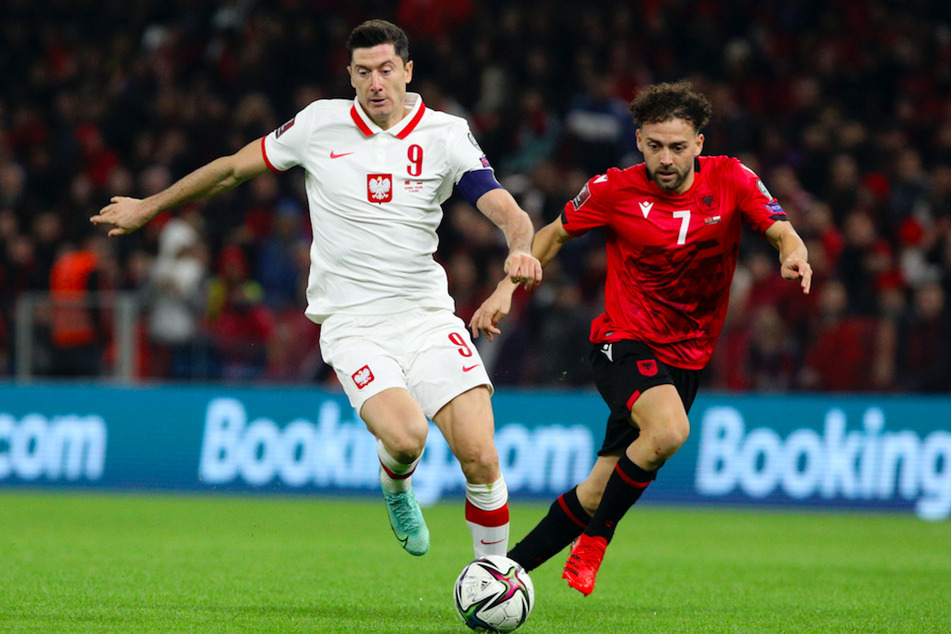 Polens Robert Lewandowski (l.) in Aktion gegen Albaniens Keidi Bare.