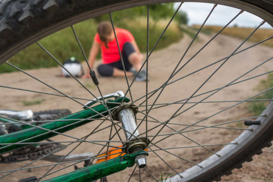 Unbekannte bewerfen Kind (9) auf Fahrrad mit Steinen