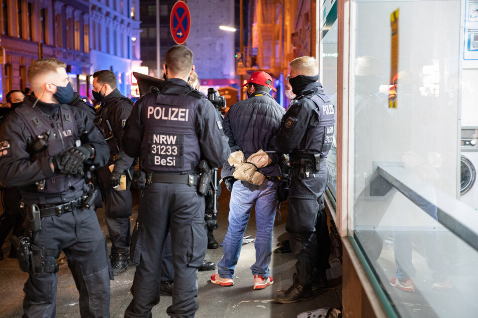Die Polizei hat im Bereich des Tatortes zwei Verdächtige festgenommen.
