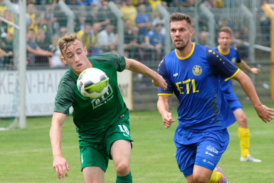 Eine Szene aus dem Hinspiel: Philipp Wendt (l.) und Christian Hanne (r.) kämpfen um den Ball. Für das Rückspiel im Bruno-Plache-Stadion wurden vorab 5700 Karten verkauft.