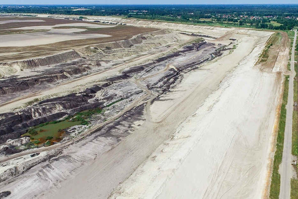 Der Blick über den ehemaligen Braunkohletagebau lässt noch nicht viel Badespaß aufkommen.