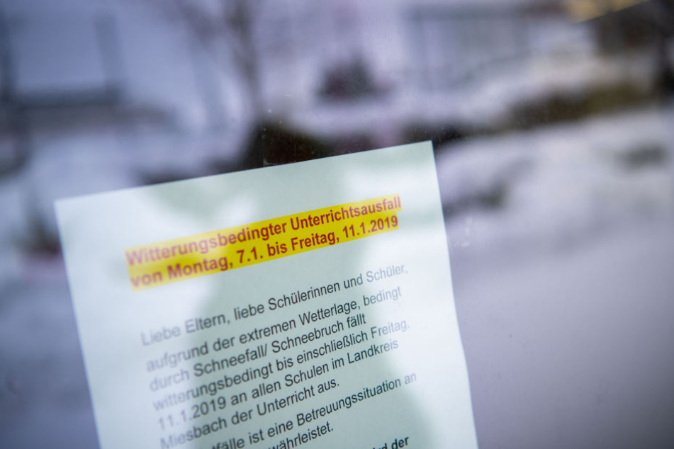 Ein Zettel weist in Holzkirchen an der Schule auf den Unterrichtsausfall hin.