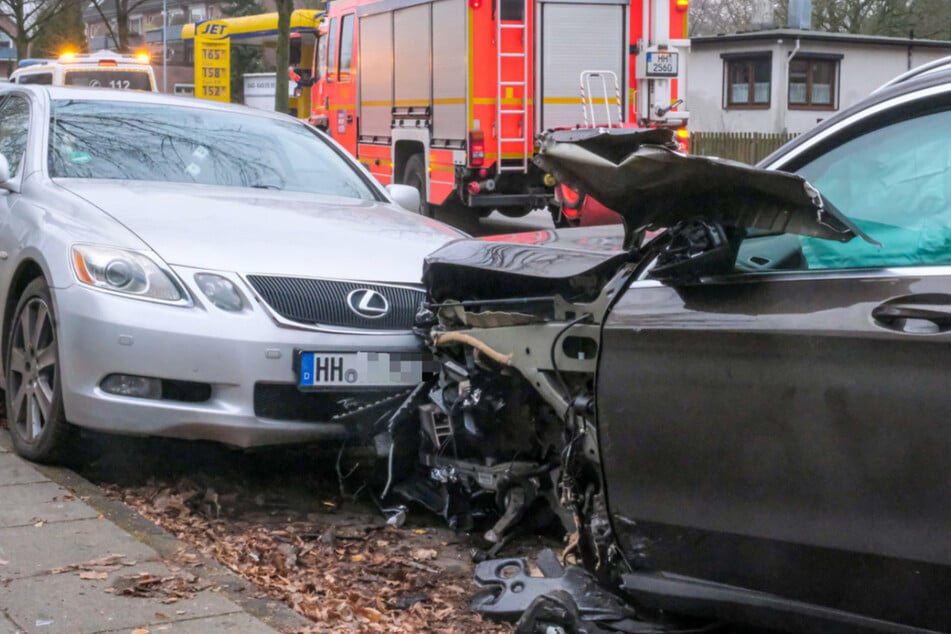 Frontal-Crash in Hamburg: Drei Menschen verletzt, eine Person in Lebensgefahr