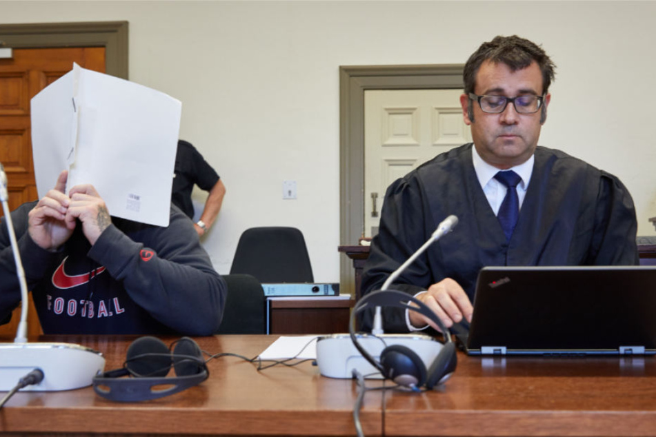Der Angeklagte (l.) mit seinem Anwalt im Sitzungssaal.