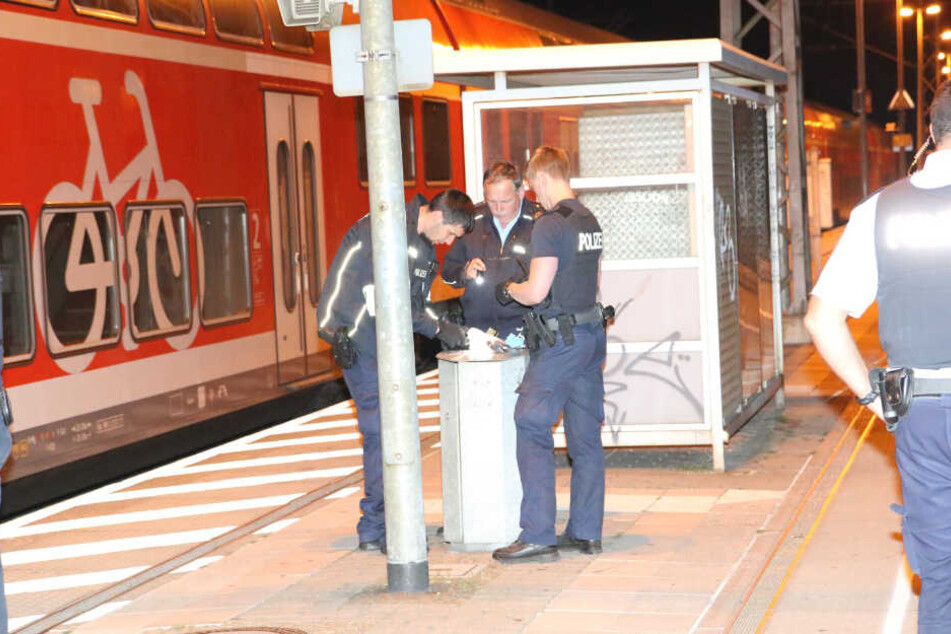 Polizisten sichten die persönlichen Gegenstände des Mannes.