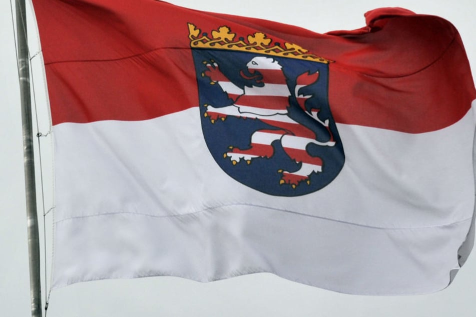 Eine hessische Landesflagge wie diese soll bald auch wieder auf dem Jakob-Kaiser-Platz in Berlin wehen.